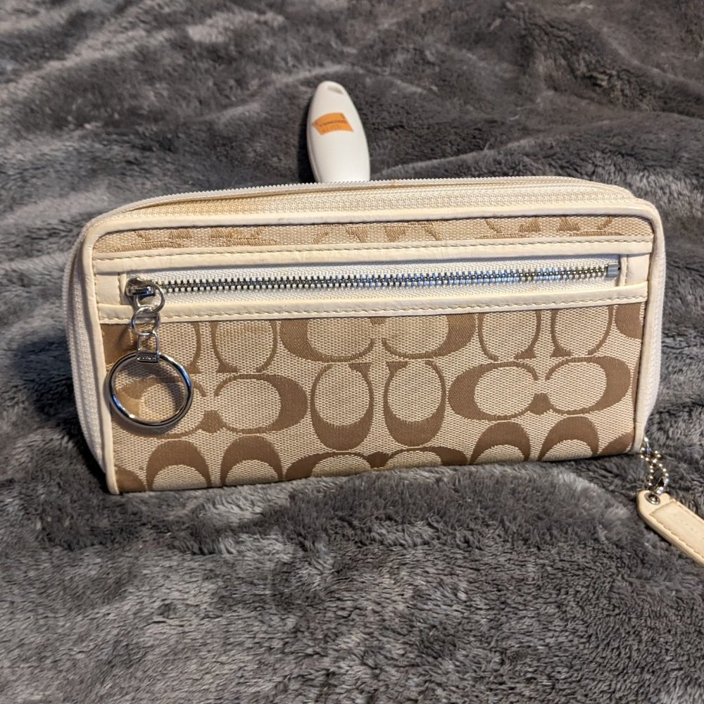 Signature Coach Accordion Wallet